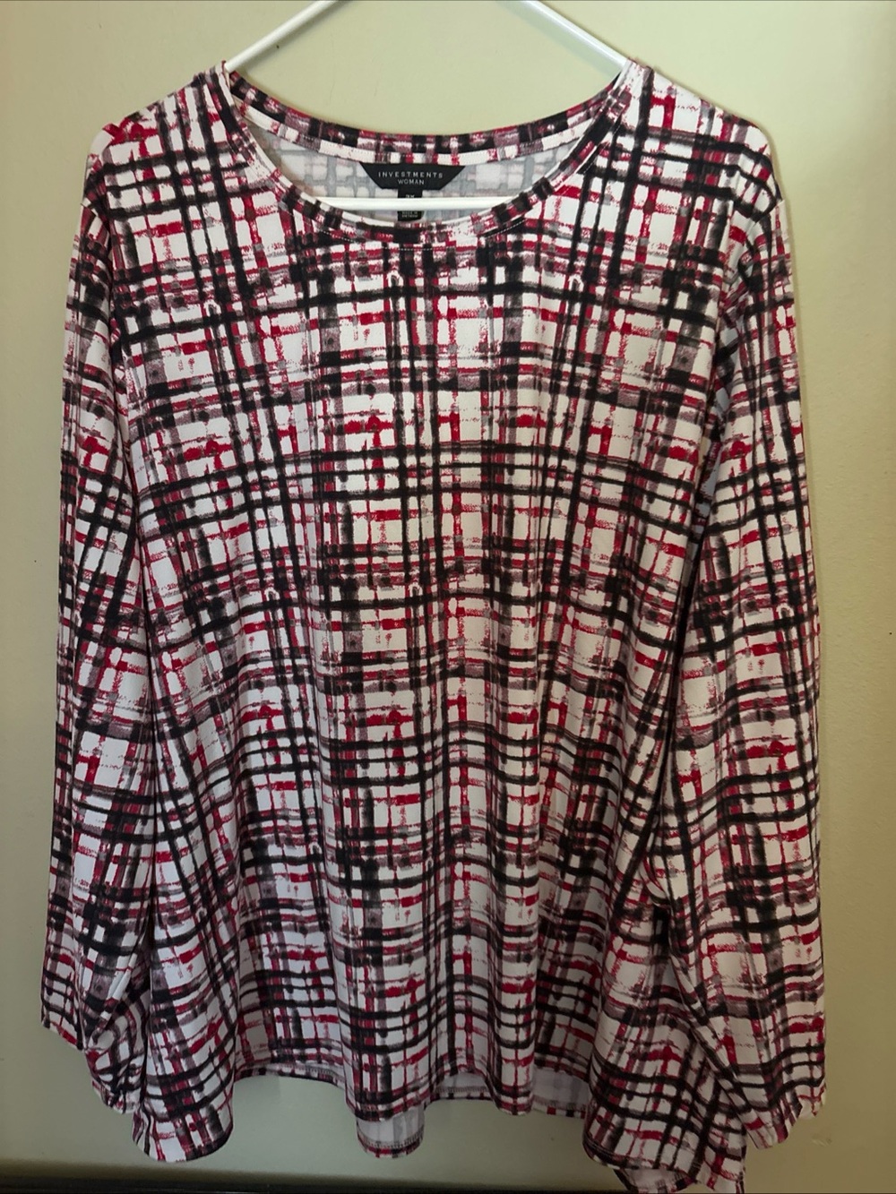 Investments Women's White Black and Red Plaid Long Sleeve Tee
